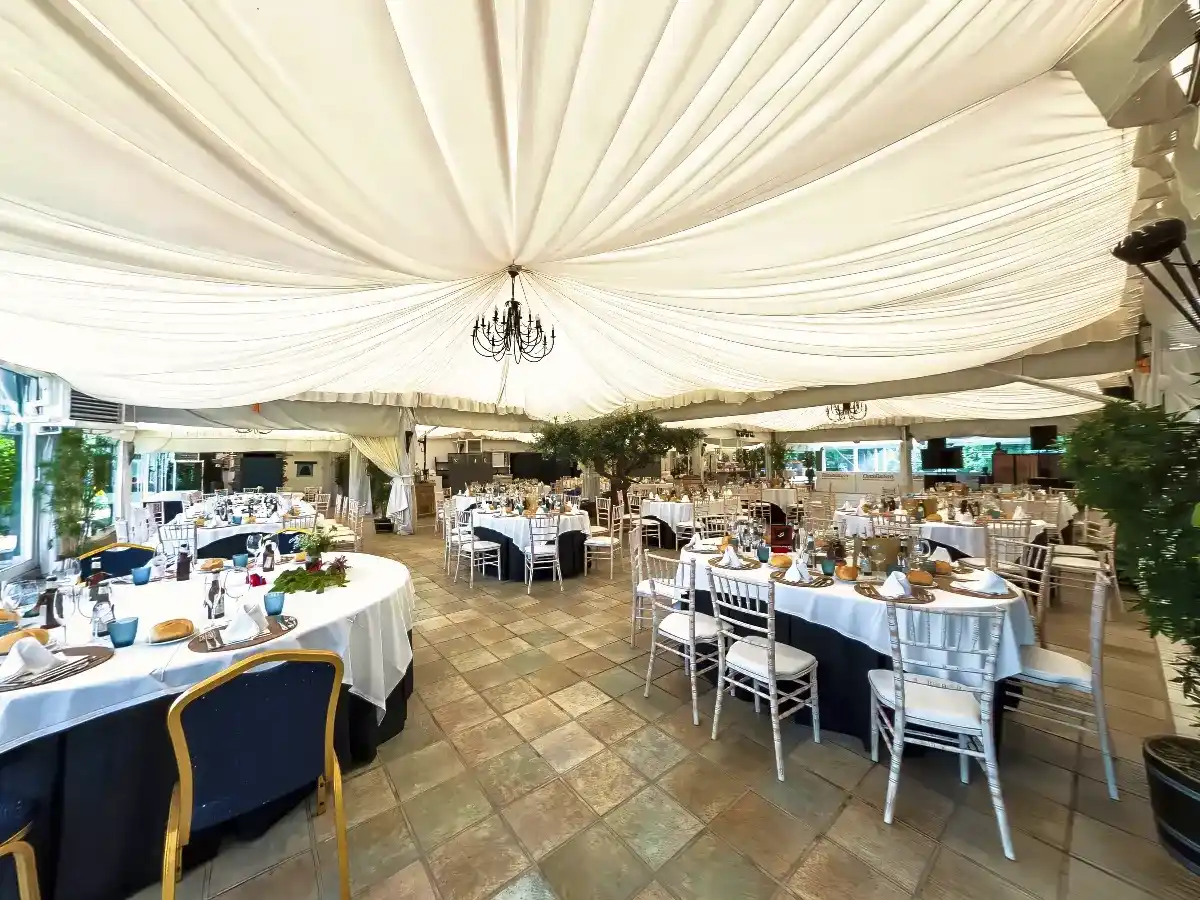 Fotografía 360 de las carpas climatizadas de Villa Lucía, mostrando la capacidad para grandes celebraciones.